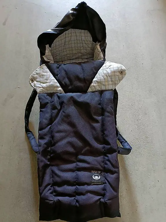 Babytragetasche mit passendem Sonnenschirm