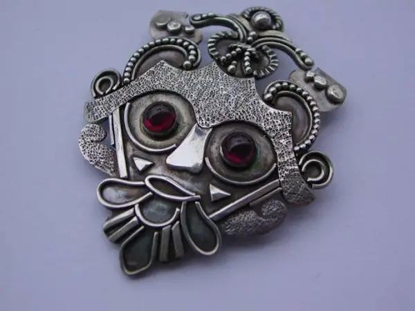 Broche Masque Viking Argent avec Grenat ou Améthyste