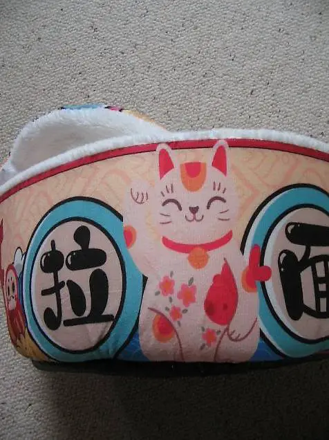 lustiges Katzen Bettli mit oberer Abdeckung weich gefüttert