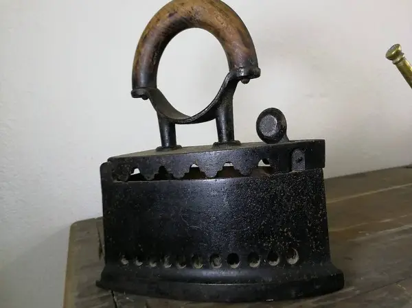 Antikes Bügeleisen