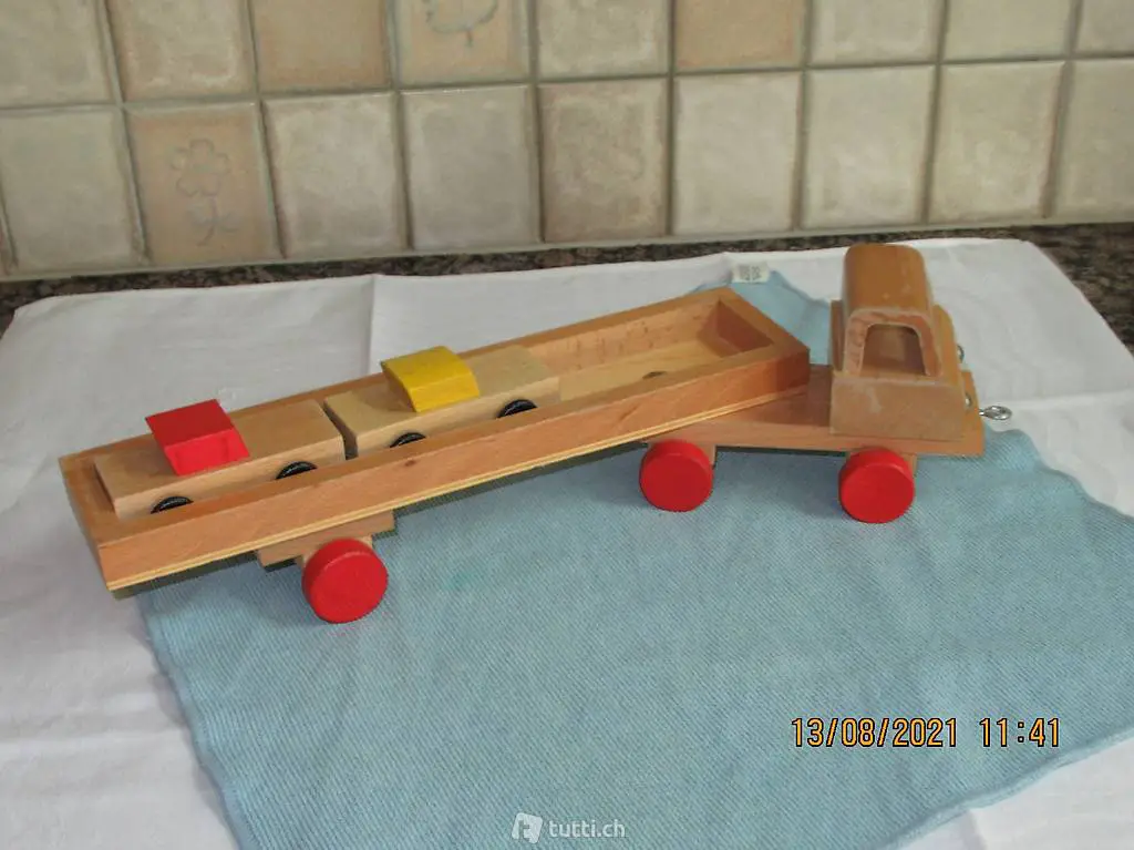 Holzlastwagen mit Anhänger und 2 Autos