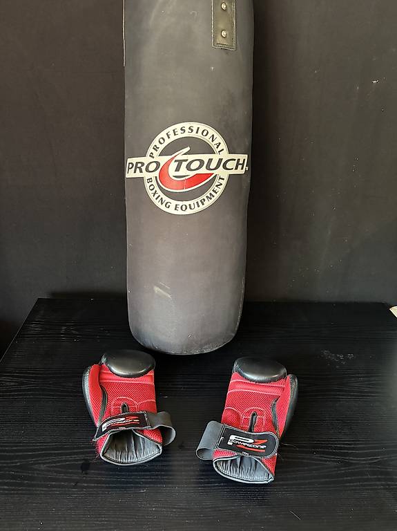 Boxsack und Boxhandschuhe