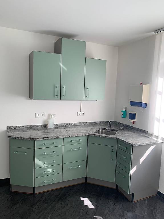 hochwertige Küche aus ehemaliger Arztpraxis