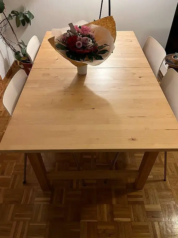 Ausziehbarer Esstisch mit Platz für 4 bis 8 Personen