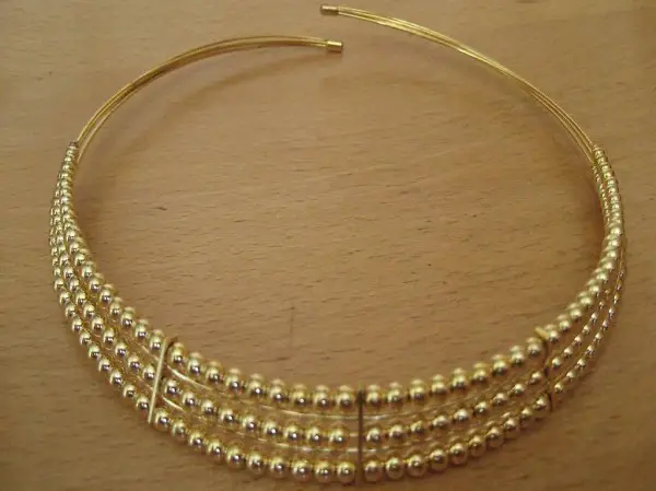 un collier doré
