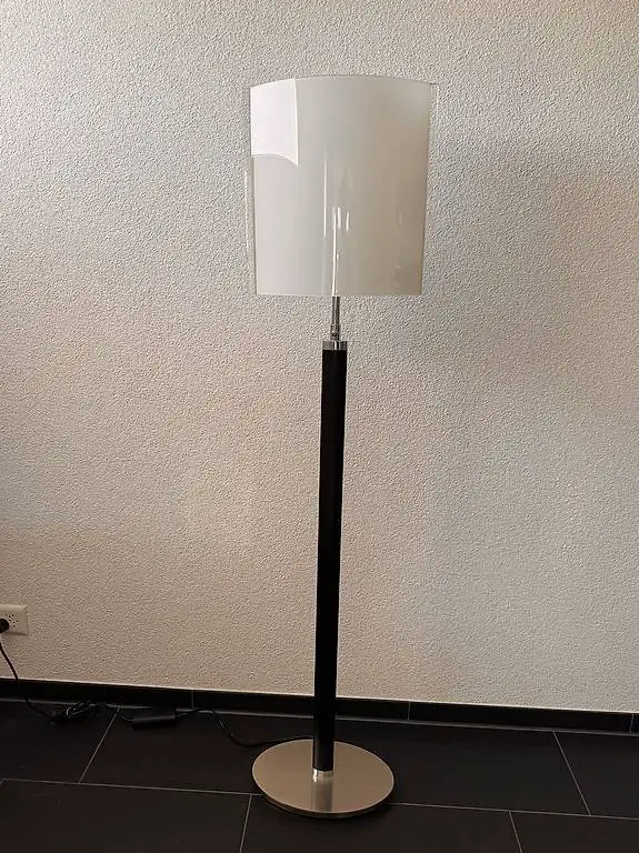 Designerlampe Milchglas mit Metallsockel