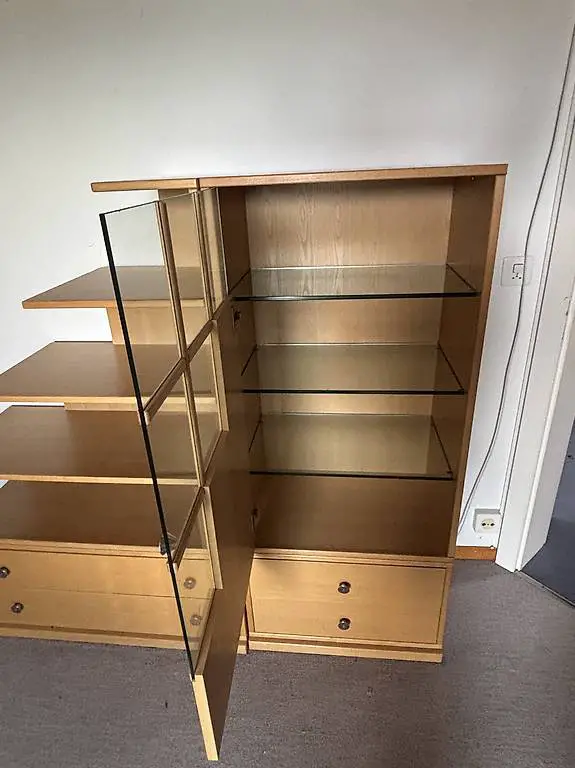 Möbel mit Glastablaren, guter Zustand