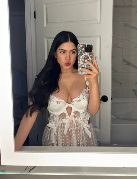 Belle latina au grosse seins