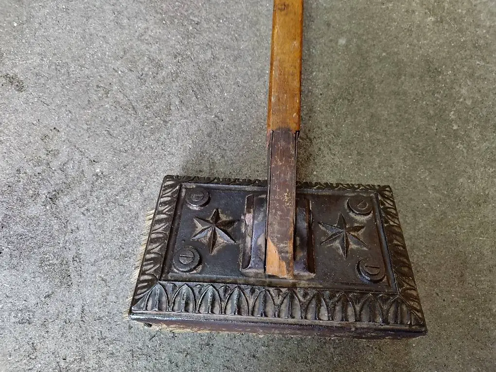 Antiker uralter Bodenschrupper mit schön verzierter Gussplat