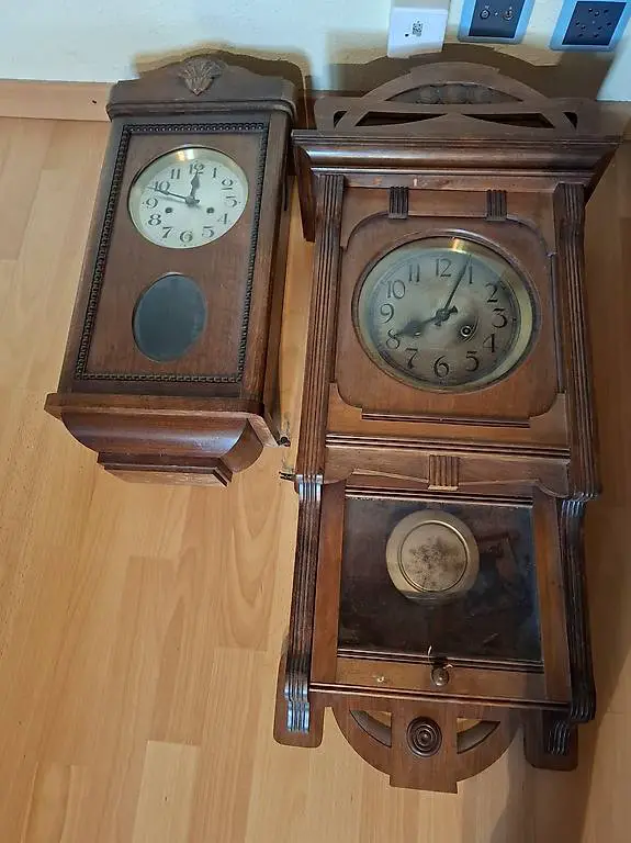 2 sehr alte Uhren zu verkaufen