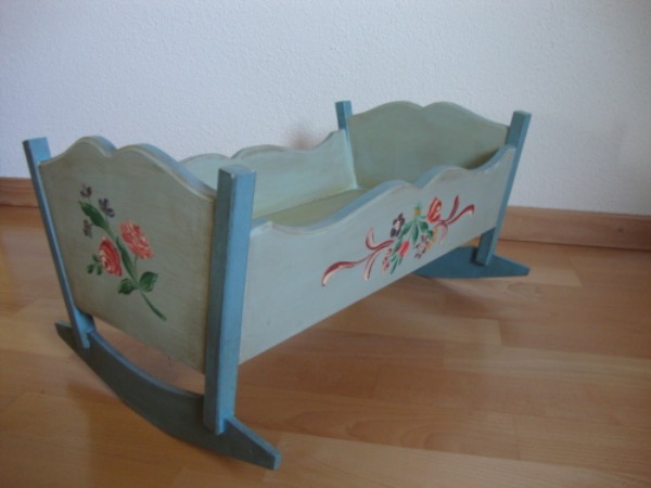 Handbemalte Puppenwiege