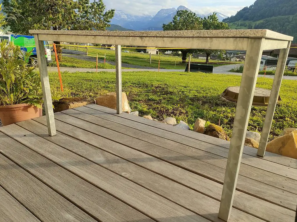 Gartentisch zu verschenken