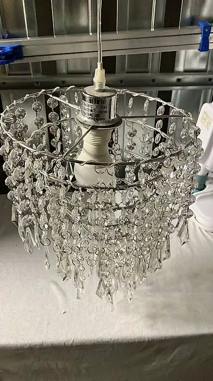 Lampadario con gocce di plastica