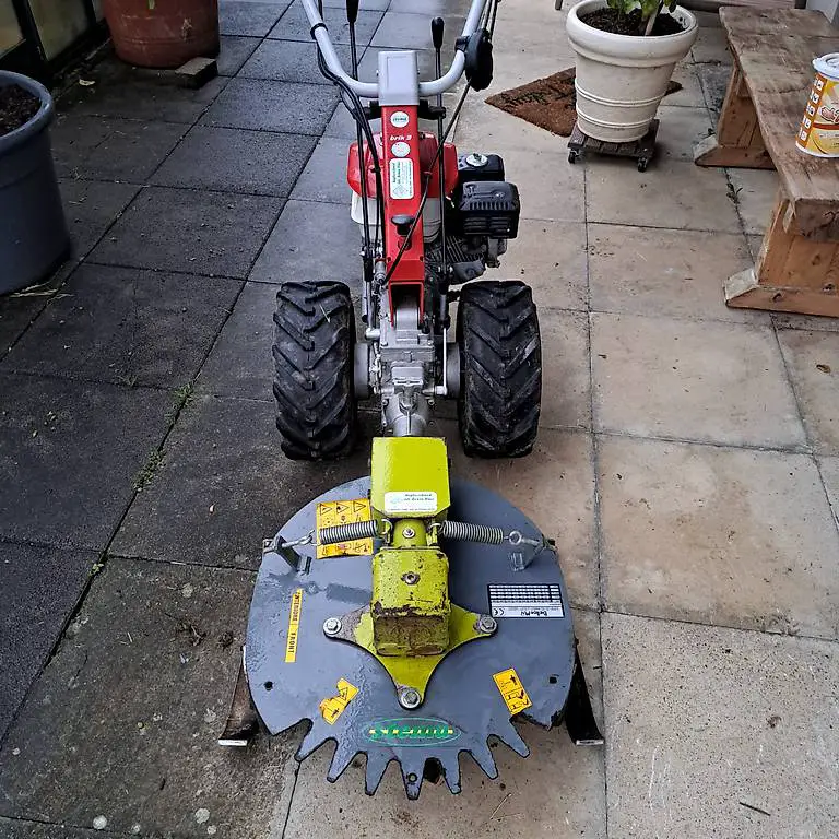 Einachser Stema mit Sichelmulcher und Schneepflug