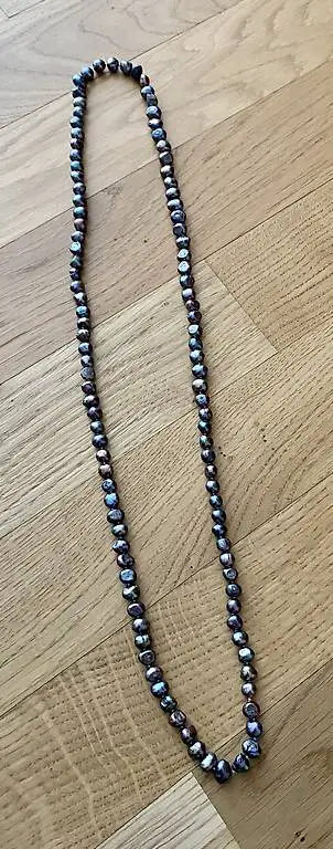 Lange graue Süsswasserperlenkette