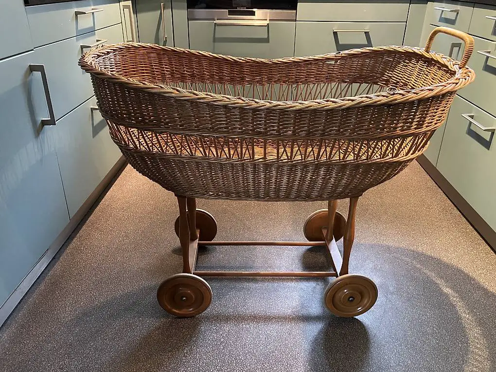 Stubenwagen aus Korbgeflecht