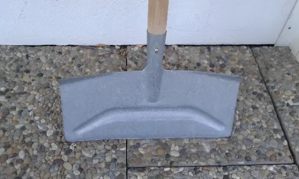 Eis- und Schneekratzer (Schneeschieber bzw. Schneeschaufel)