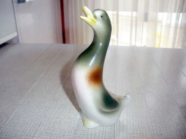  Canard en porcelaine fier et classe