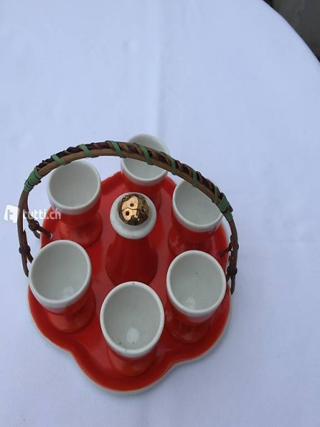 Eierbechergarnitur aus rotem Porzellan 60ies