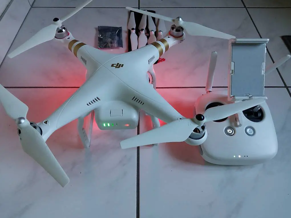 Phantom 3 mit Zubehör und Rucksack