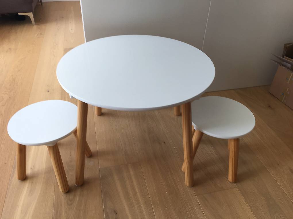 Kindertisch und Kinderstühle