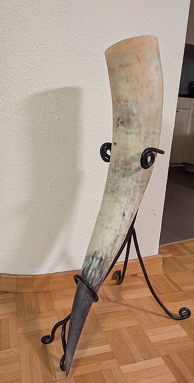 Horn mit geschmiedetem Ständer