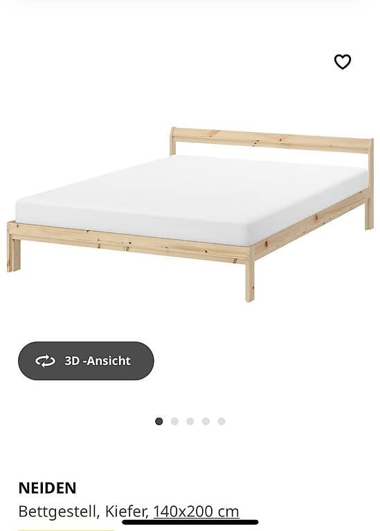 Holzbett mit Matratze