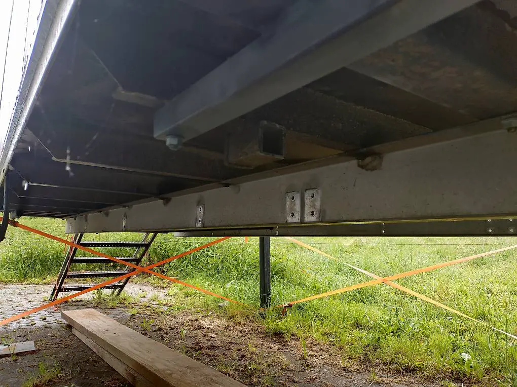 Lagercontainer auf Stelzen