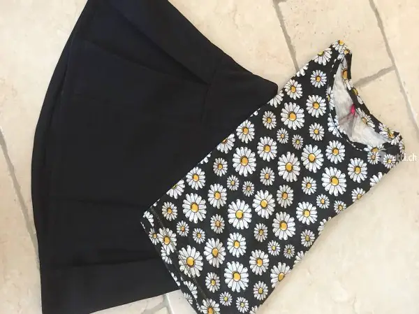 Joli ensemble jupe et sweat-shirt 5-6 ans