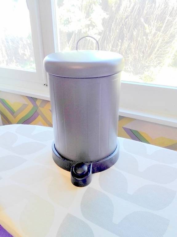 Poubelle avec couvercle automatique grise