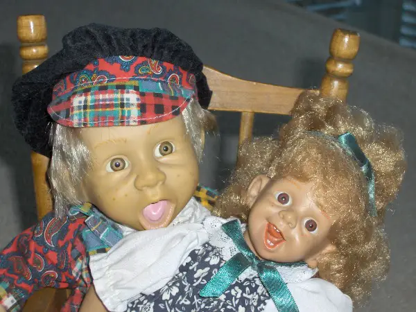 Neuwertig: Kecker Bauernjunge mit Schwester & Schaukelstuhl