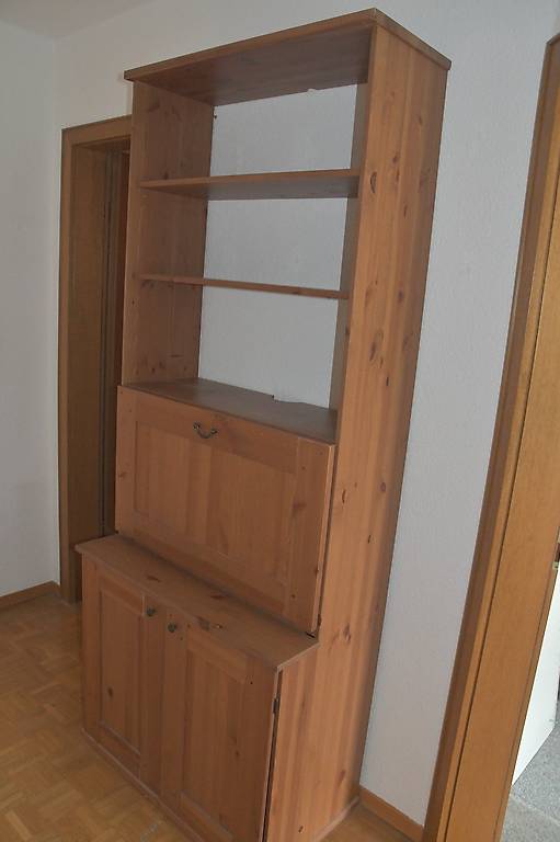 Gratis praktischer Sekretär Büchergestell aus Holz