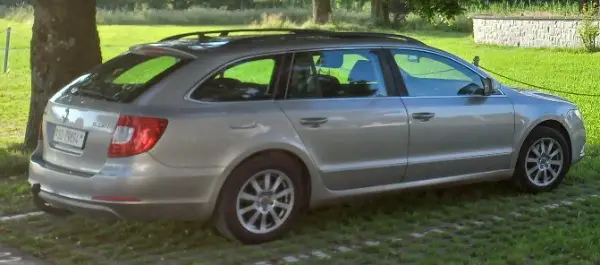 Skods Superb Kombi Diesel 4x4, Anhängerkupplung el. Schiebedach