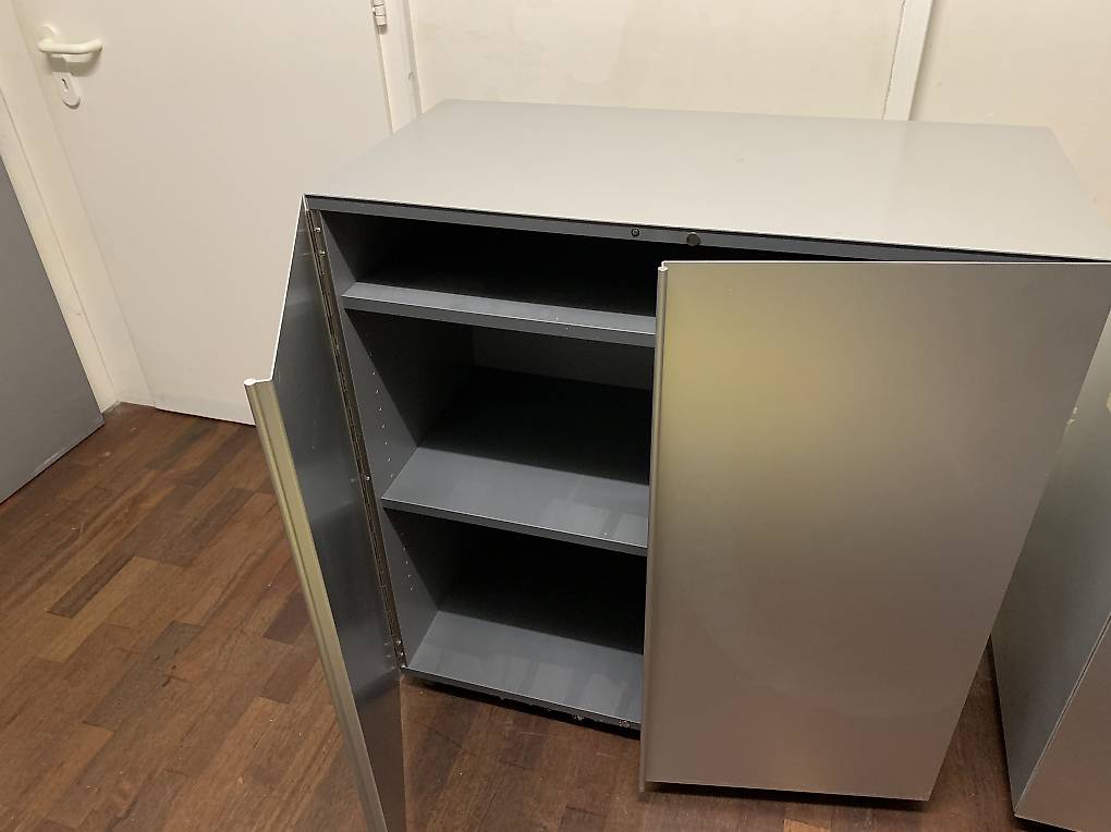 Büromöbel aus Metall