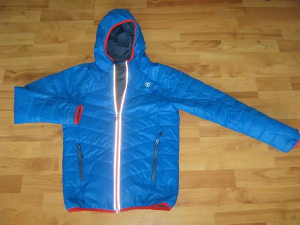 Jacke blau mit rotem Reissverschluss, Grösse 152