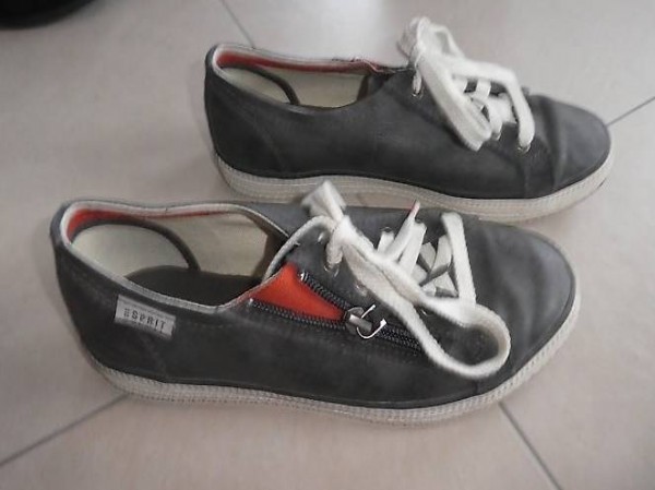 Schuhe der Marke "Esprit"