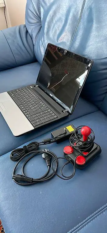 Acer Laptop mit Retro Games Emulatoren 1Controller