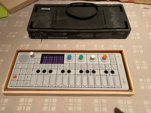 Teenage engineering OP 1 / Super Zustand