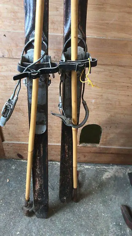 1 Paar Ski alt mit Stöcke