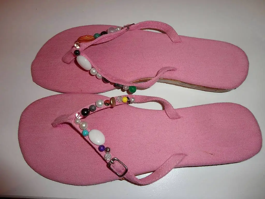 Flip-Flop mit Edel-und Kunststeinen