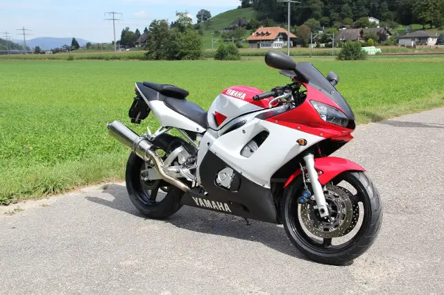 YAMAHA R6