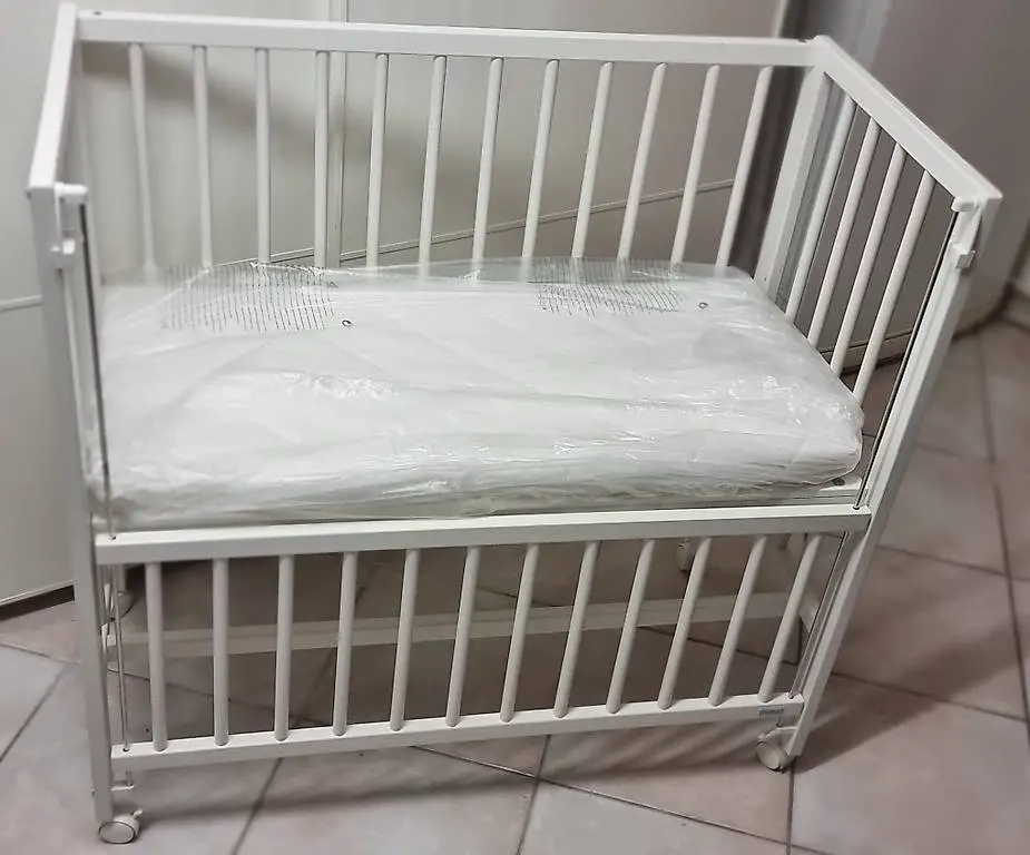 Babybett mit Matratze Neuwertig