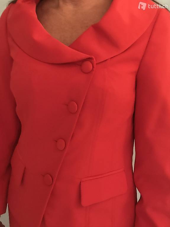 Hosenanzug rot mit Satinkragen