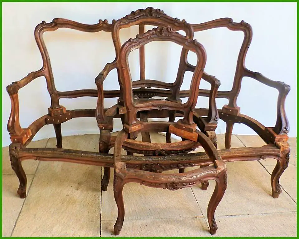 Antike Sitzmöbel, 5 Louis XV Gestelle, bereit zum Polstern.