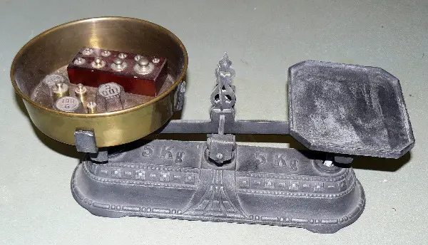 Antike Waage mit Gewichten, 5 Kg
