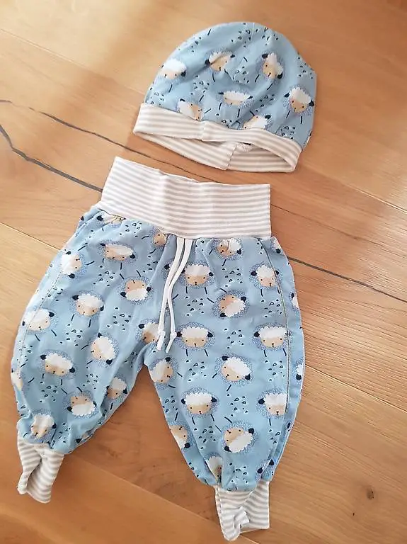 Mütze und Hose, ca. ab Gr. 62, passt lange