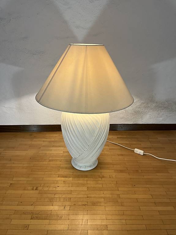 Tischlampe mit Lederumfassung, Schirm aus Stoff