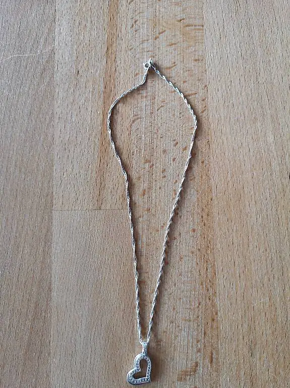Halskette mit Herzanhänger