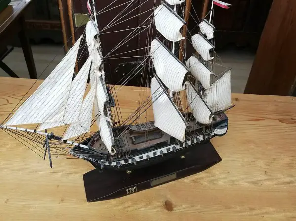  Antikes kleines Schiff