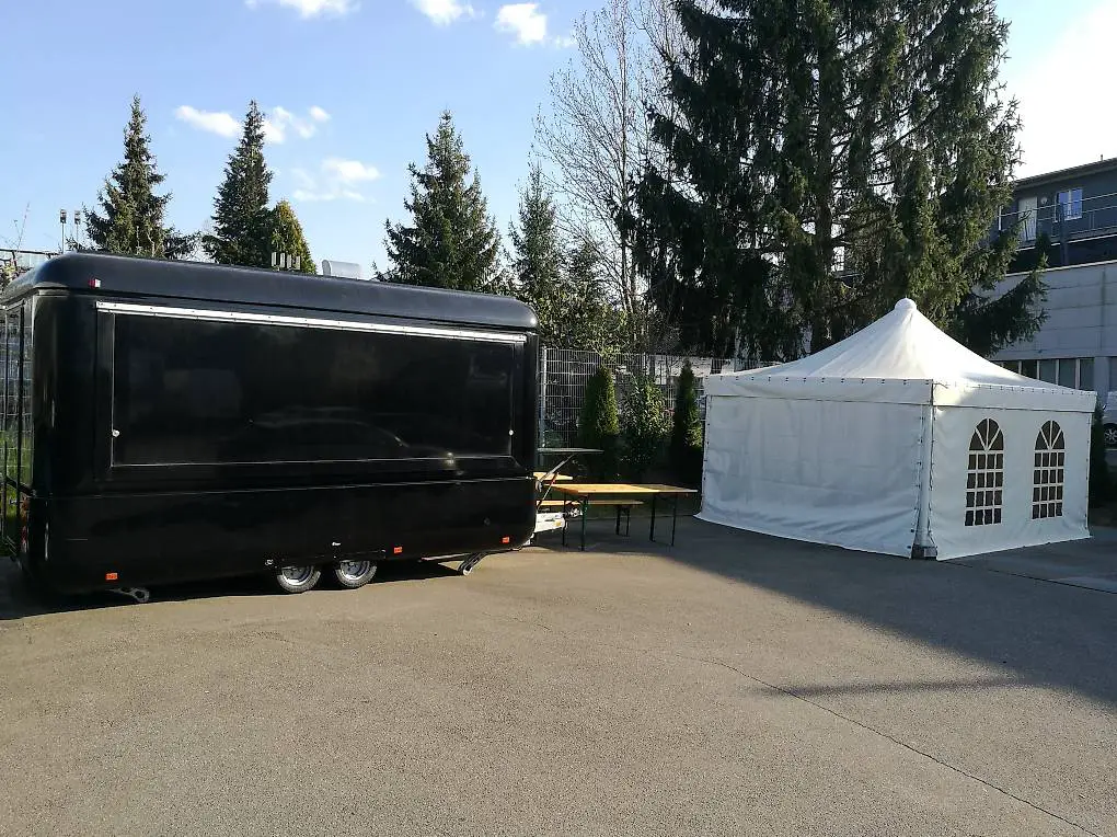 Top Foodtrailer mit Standplatz, Zelt + Inventar (Take-Away)